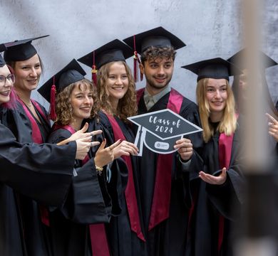 Die erste zentrale Graduierungsfeier zog 2024 viele Absolvent:innen an, Foto: Swen Reichhold Absolventen posieren mit Talar und Hut