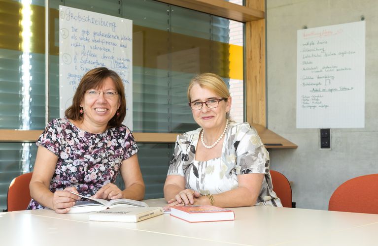 Die Expertinnen der Namenberatungsstelle der Universität Leipzig: Gabriele Rodriguez (links) und Dr. Dietlind Kremer
