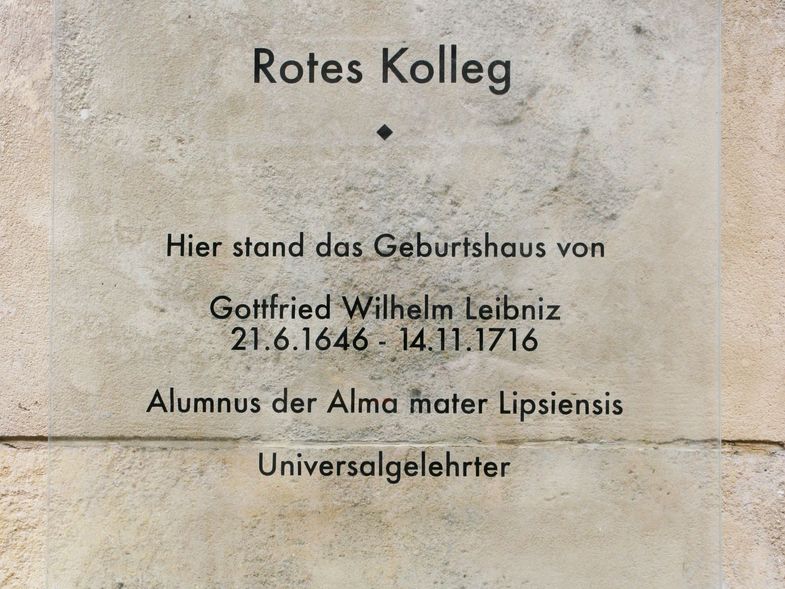 Der Bild zeigt die Leibniz-Gedenktafel am Nachfolgebau von Leibniz‘ Geburtshaus, Ritterstraße 16.