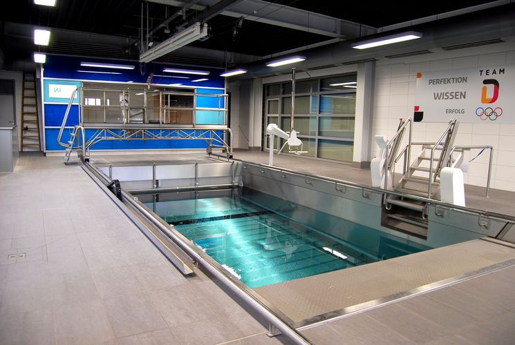 Zu sehen ist das Becken der Gegenstromschwimmbecken des Instituts für Angewandte Trainingswissenschafts (IAT).