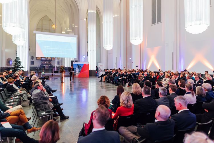 Die Festrede beim Jahresempfang zum Thema „75 Jahre Grundgesetz – Zeit der Bewährung!“ hielt Prof. Dr. Christine Langenfeld, Richterin des Bundesverfassungsgerichts. 