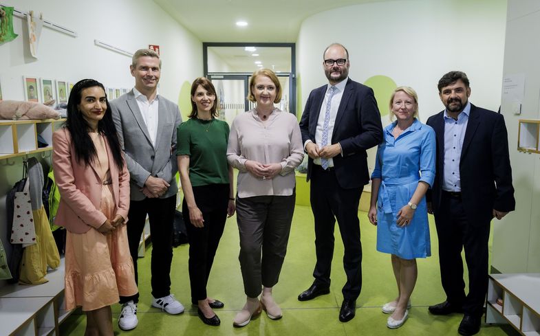 Auf dem Bild sind zu sehen: Beim Minister:innenbesuch in Auf dem Bild sind zu sehen v.l.n.r.: Prof. Dr. Tina Malti, Fröbel-Geschäftsführer Stefan Spieker, Kita-Leiterin Eike Kruczynski, Bundesministerin Lisa Paus, Minister Christian Piwarz, Referatsleiterin im Kultusministerium, Dr. Nicole Wolfram und Prof. Dr. Christian Glück von der Universität Leipzig. 