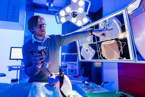 Etwa 50 Gäste aus Industrie, Wissenschaft und Politik erlebten am 28. April 2025 an sechs Stationen des Innovationszentrums für Computerassistierte Chirurgie (ICCAS) Forschung zum Anfassen. Foto: Christian Hüller / Universität Leipzig