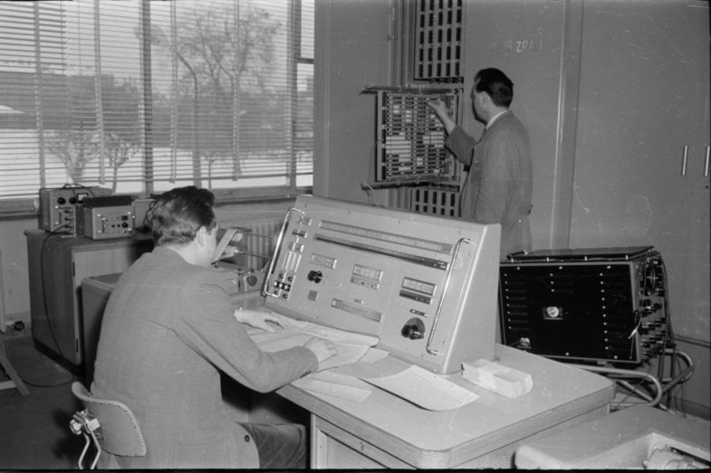 Die Anfänge des URZ im Jahr 1962, ein Zeiss-Rechenautomat 1 (ZRA 1).