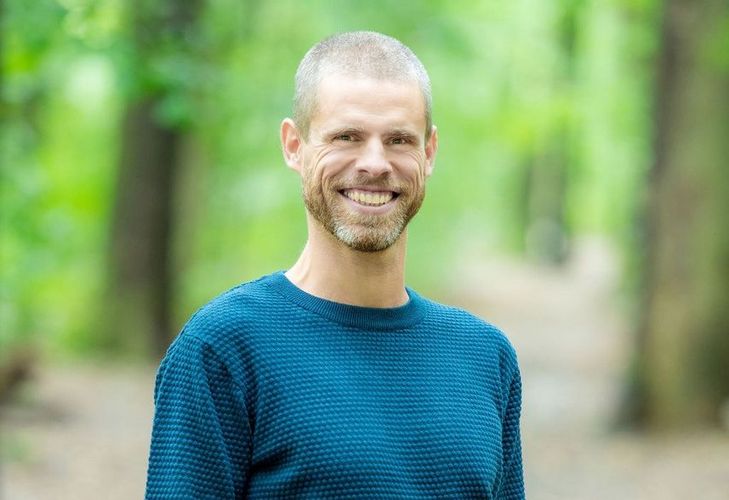 Zu sehen ist eine Porträtaufnahme von Dr. med. Arvid Neumann.
