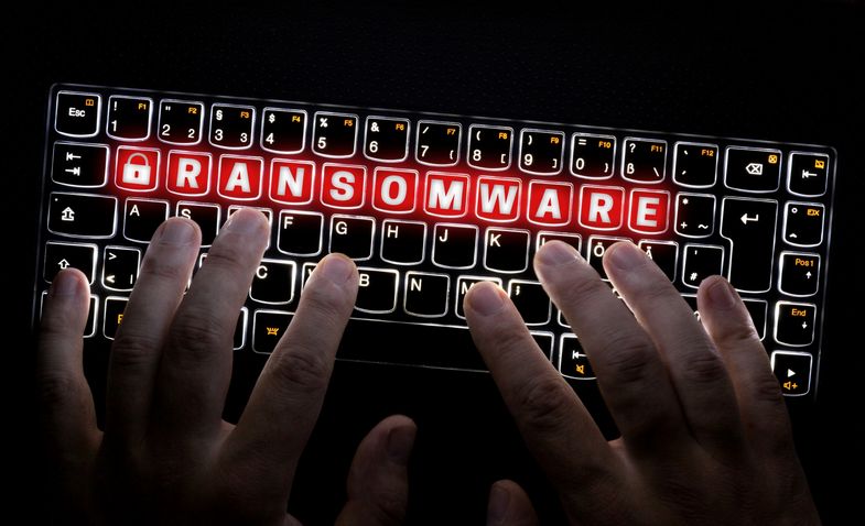 Auf eine Computertastatur steht das Wort Ransomeware.