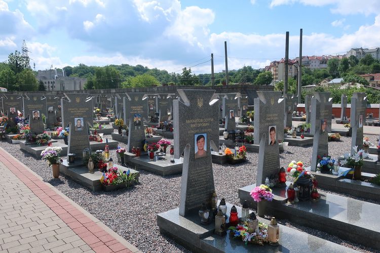 Zu sehen sind Grabsteine gefallener Soldaten während des Donbas-Krieges