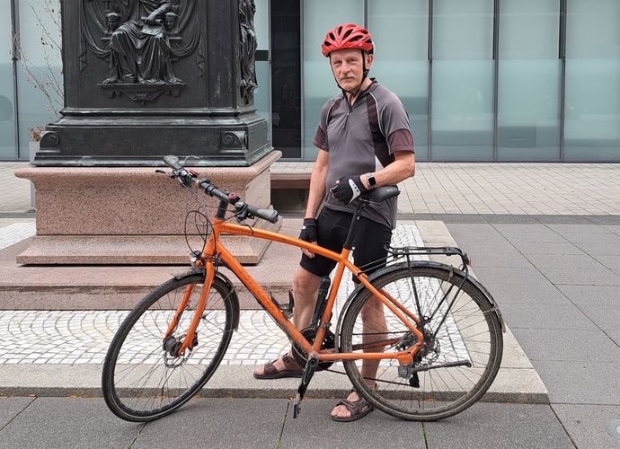 Zu sehen ist der gewinner der Einzelwertung der Uni beim Stadtradeln 2023 Rolf Kamieth, der hinter seinem Fahrrad steht.