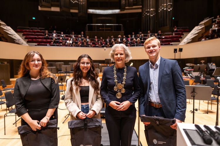 Die Erstsemester-Studierenden Anna Luca Becker, Montaha Al Aidi (links) und Jakob Hermann (rechts) mit Rektorin Prof. Dr. Eva Inés Obergfell (2.v.r.) 
