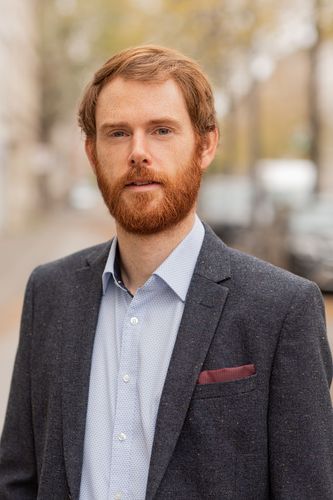 Auf dem Bild ist Prof. Dr. Julian Schmitz zu sehen.