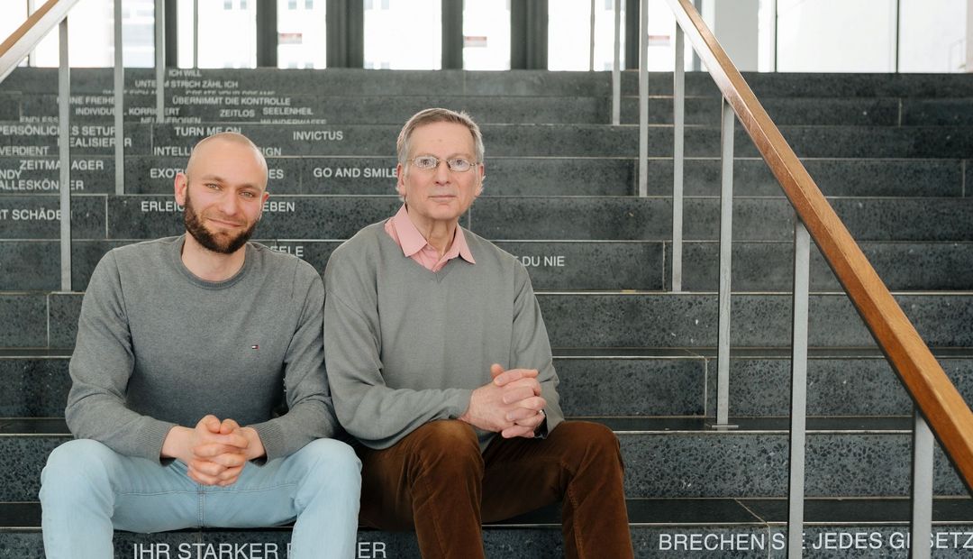 Zu sehen sind Juniorprofessor Benjamin Friedländer und Vater Thomas Friedländer.