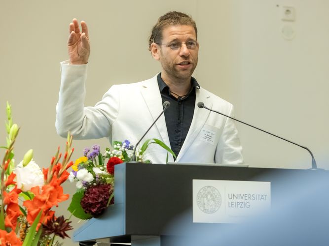 Dr. Sebastian Herrmann an einem Rednerpult