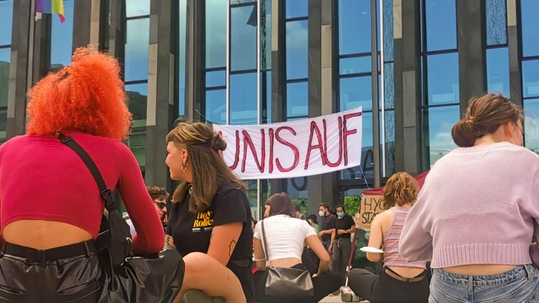 Zu sehen sind protestierende Studierende vor dem Augusteum