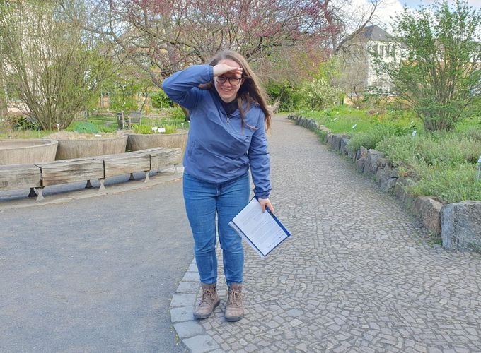 Zu sehen ist Lehramtsstudentin Franciska Frese im Botanischen Garten.