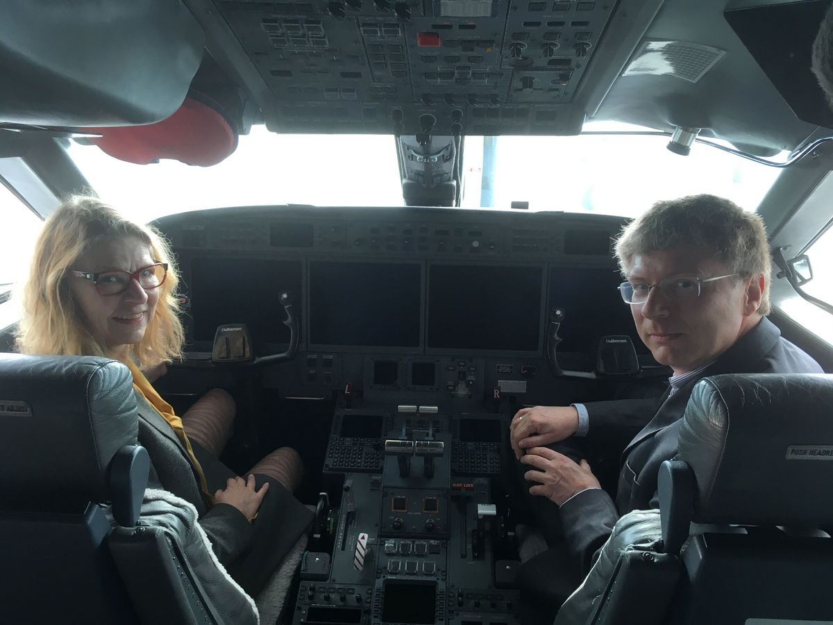 zur Vergrößerungsansicht des Bildes: Das Bild zeigt Prof. Dr. Birgit Dräger im Cockpit des Forschungsflugzeugs HALO - gemeinsam mit Prof. Dr. Manfred Wendisch vom Institut für Meteorologie. 