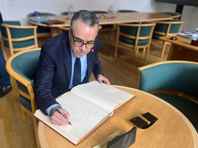 Auf dem Bild trägt sich der tunesische Botschafter, Wacef Chiha, ins Goldene Buch der Universität ein.