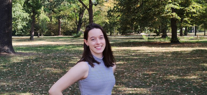 Sophie Effertz steht im Park und lächelt in die Kamera.