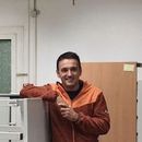 Ronny Heilmann im Lagerraum der Möbelbörse, um ihn herum stehen diverse Tische