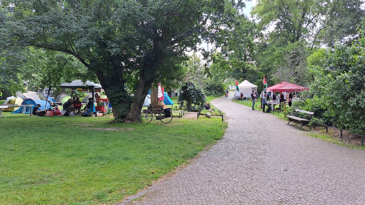 zur Vergrößerungsansicht des Bildes: Pro-palästinensisches Protestcamp in der Leipziger Lenné-Anlage im Juni 2024, Foto: Ulf Walther