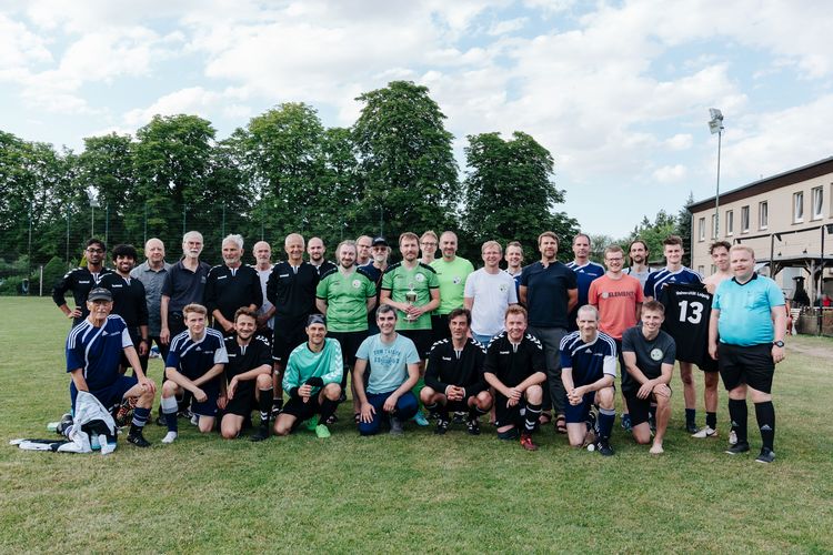 Zu sehen ist ein Gruppenfoto der Uni-Teams Halle, Leipzig und Jena anlässlich des Unibund-Fußballturniers.