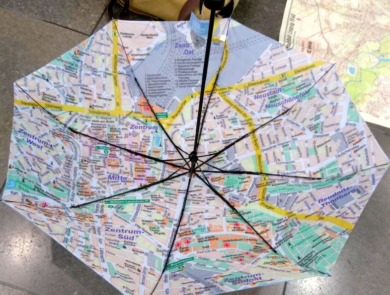 Auf dem Bild ist ein Schirm mit einem Stadtplan von Leipzig zu sehen.