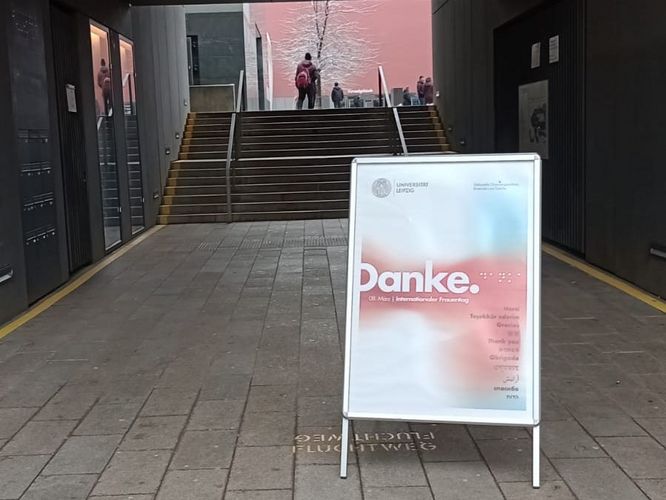 An unterschiedlichen Standorten der Universität überraschten heute Morgen diese "Danke"-Aufsteller alle Frauen zum Frauentag.