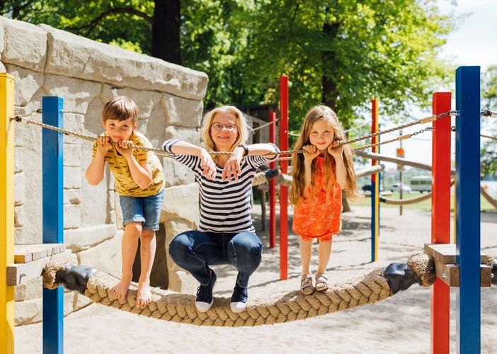 Zu sehen ist die Professorin Antje Körner mit zwei Kindern auf dem Spielplatz.