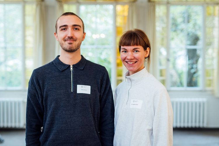 Zu sehen ist ein Porträtfoto von Charly Zimmer, neben ihm steht Josefine Umlauft.