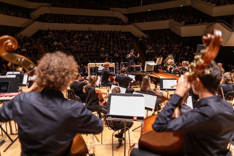 Blick auf dem Orchester auf das Publikum im Gewandhaus