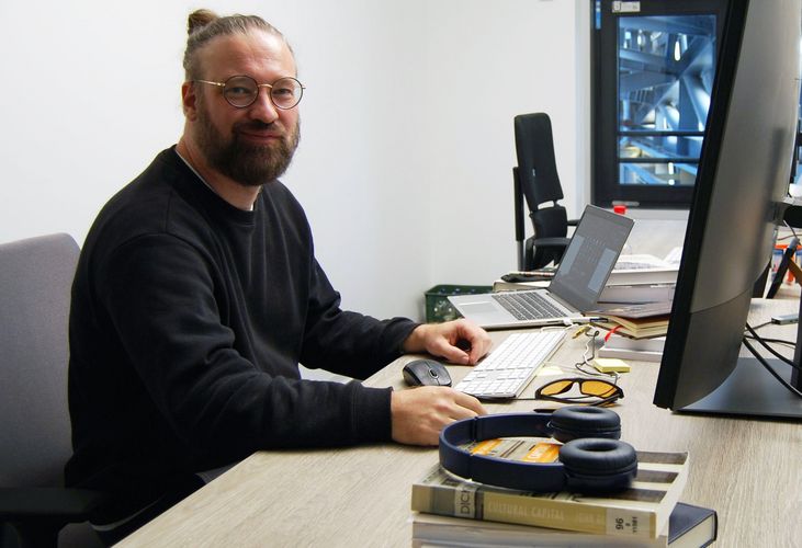 Prof. Dr. Manuel Burghardt am Computer.