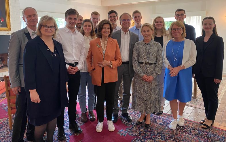 Zu sehen ist ein Gruppenfoto mit den Studierenden und in der Mitte Königin Silvia von Schweden.