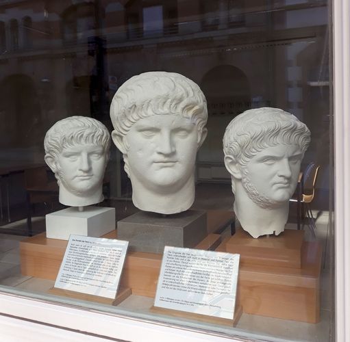 Drei Bildnisse Kaiser Neros in Gipsabgüssen nach zeitgenössischen Originalen aus Marmor und Bronze. 
