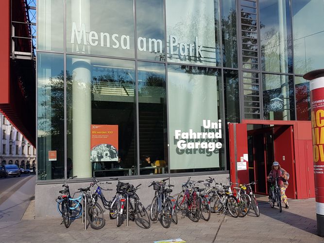 Außenansicht der Mensa am Park mit der Einfahrt in die Fahrradgarage