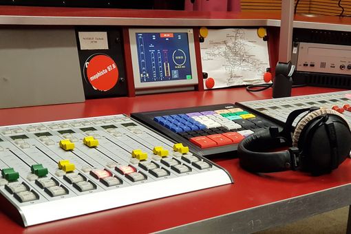 Zu sehen ist das Mischpult im Sendestudio