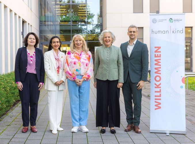 Zu sehen sind in einer Gruppenaufnahme Prof. Dr. Brigitte Latzko, Prof. Dr. Tina Malti, Prof. Dr. Eva Inés Obergfell, Petra Köpping und Prof. Dr. Daniel Haun.