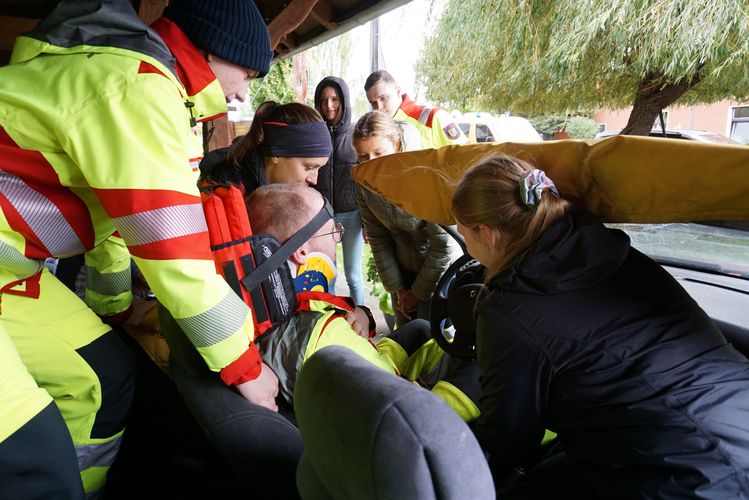 Bei einer der Stationen wurde gezeigt, wie eine eingeklemmte Person aus einem verunfallten Pkw befreit und gerettet wird. Foto: ASB Landesverband Sachsen e.V.