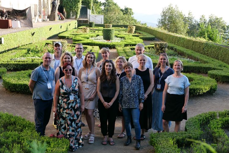 Gruppenfoto von Mitarbeitenden der Uni Leipzig in einer Grünanlage