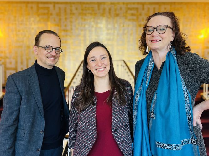 Auf dem Bild sind Prof. Dr. Axel Körner und seine Mitarbeiterin Dr. Barbara Babić zusammen mit Dr. Kara McKechnie (re) von der Oper Leipzig zu sehen.