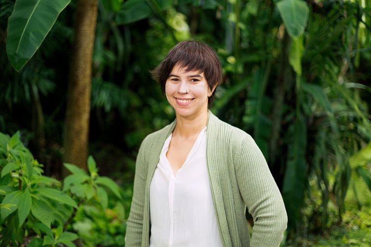 Auf dem Bild ist Prof. Dr. Ana Bastos vor Pflanzen zu sehen.