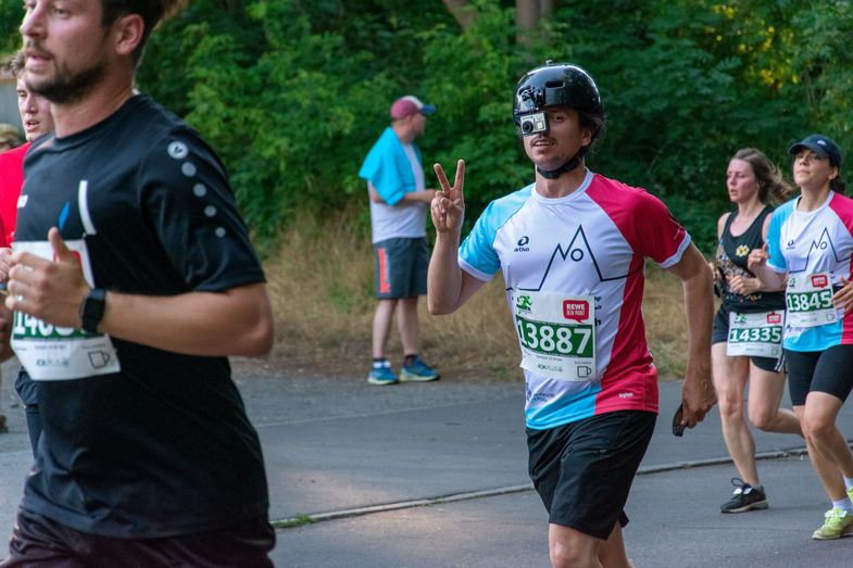 Auf dem Bild ist Jens Künast vom Organisationsteam der Universität-Lauftruppe beim Lauf mit Helmkamera zu sehen.