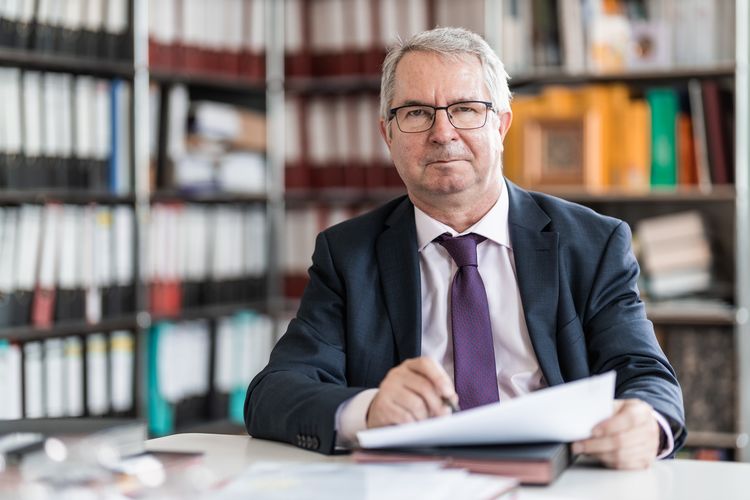 Prof. Dr. Thomas Hofsäss, Prorektor für Bildung und Internationales, an seinem Schreibtisch
