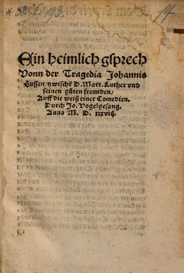 zur Vergrößerungsansicht des Bildes: Zu sehen ist das Titelblatt des Theaterstücks „Ein heimlich gsprech Vonn der Tragedia Johannis Hussen.“ aus de, Jahr 1538.