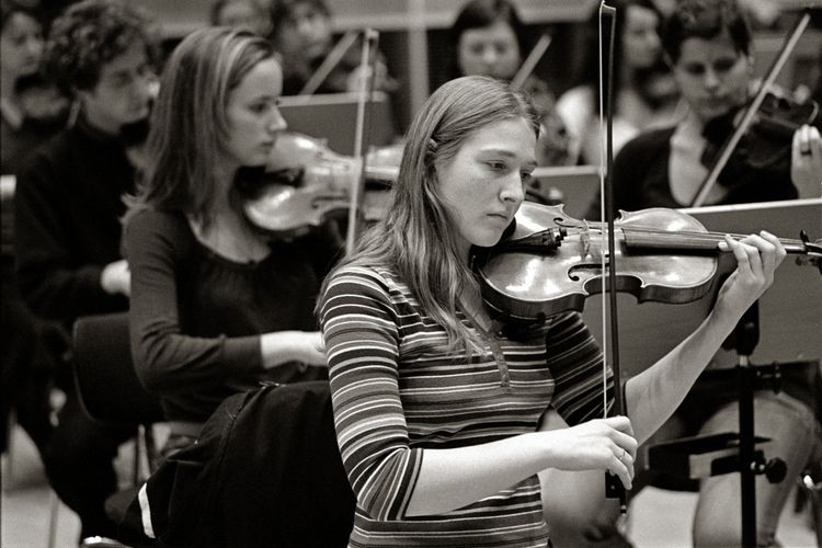 Muriel Stoppe an der Geige im Leipziger Universitätsorchester