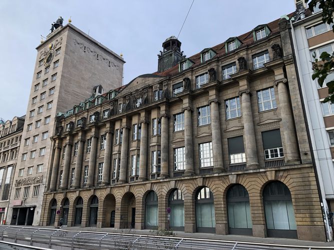 Das neue Domizil des Dezernats 2 und der Stabsstelle Internationales ist das große ehemalige Bankgebäude in der Goethestr. 3-5. 