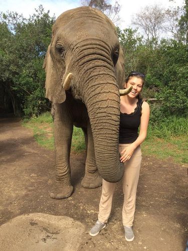 Das Foto zeigt Natascha Rüping mit einem Elefanten.