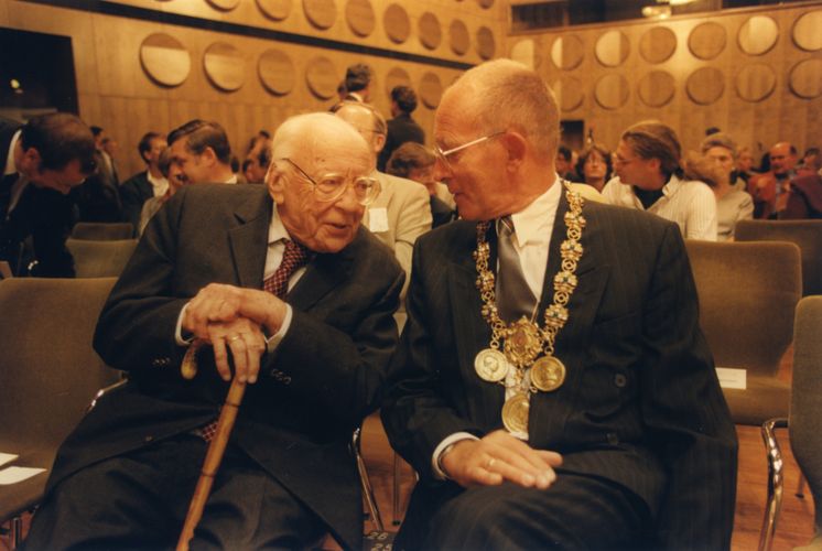 Auf dem Bild sind Hans-Georg Gadamer und Cornelius Weiss (rechts) zu sehen.