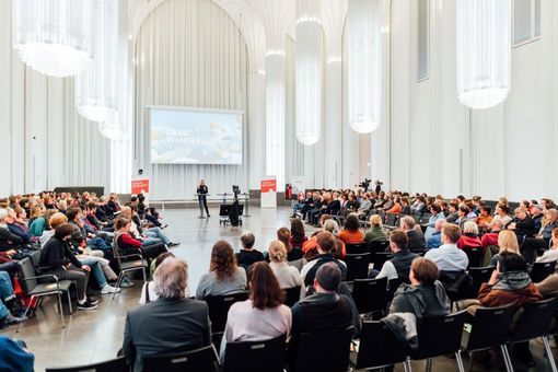 Das Foto zeigt das zur Veranstaltung gut besuchte Paulinum.