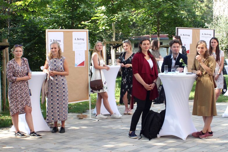 Preisträgerinnen und Begleitung vor der Preisverleihung im Garten des Philippus Leipzig Inklusionshotels. Foto: Mathias Hesse