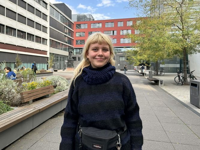 Frau steht im Innenhof des Campus Augustusplatz
