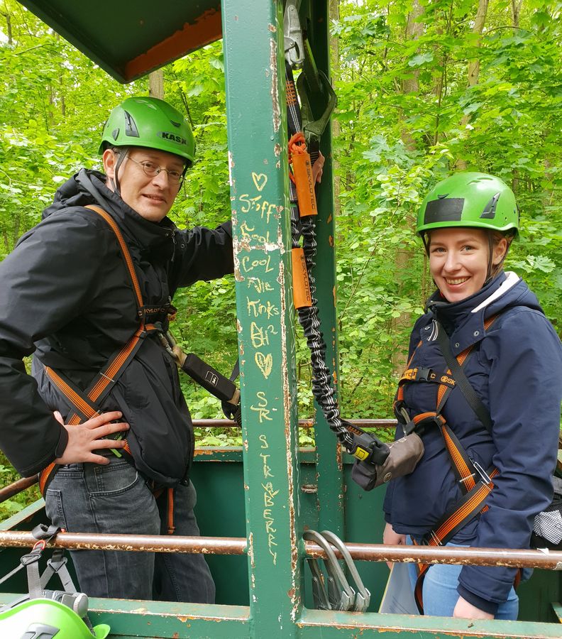zur Vergrößerungsansicht des Bildes: Stefan Schaffer und Jule Freudenthal stehen in der Gondel des Auwaldkrans